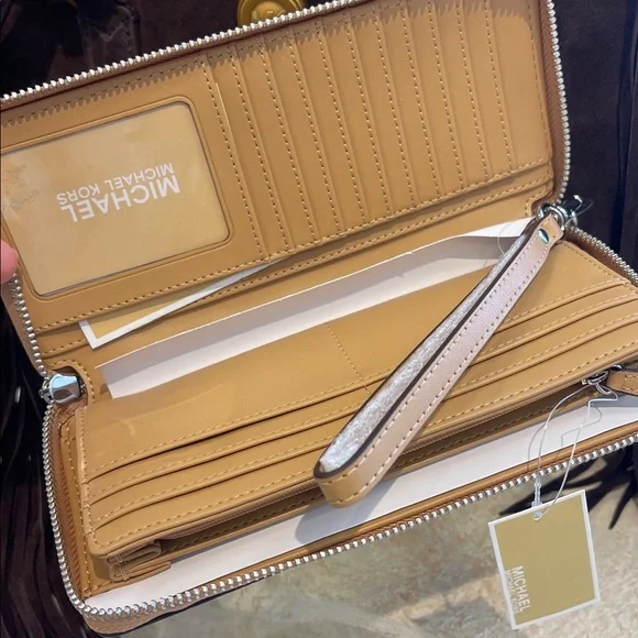 MICHAEL KORS Lg Pebbled Leather Continental Wallet Wristlet Phone Holder
Peanut - Picture 13 of 16